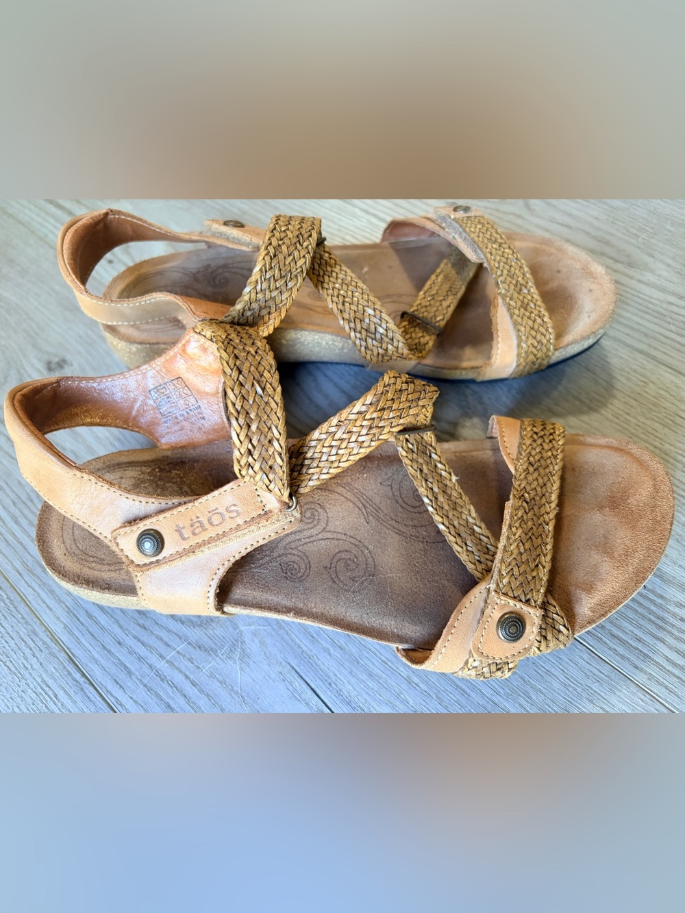 Taos ‘Trulie’ Leather Wedge Sandals in Stone. Size 41.